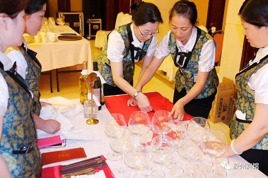 膠州賓館餐飲服務(wù)部 以互聯(lián)網(wǎng)銷售為導(dǎo)向的多項(xiàng)服務(wù)案例學(xué)習(xí)培訓(xùn)